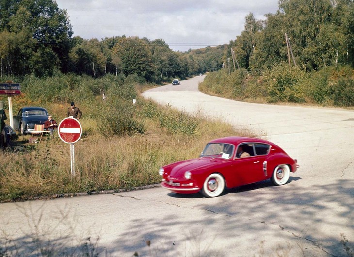 ジャン・レデレが「ルノー4CV」をベースにスポーツカーを製作したことから、アルピーヌの歩みが始まる。