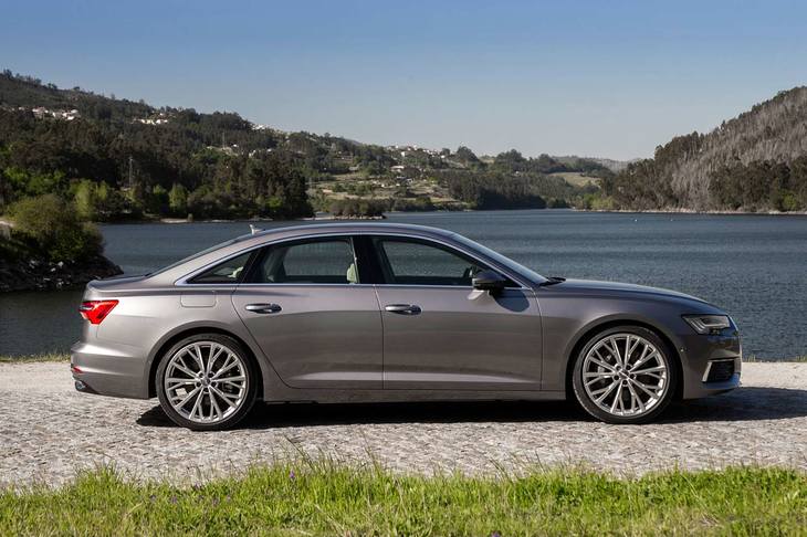 ホイールベースが先代より14mm伸び、全長が7mm、全幅が12mm、全高が2mm伸びて少しだけ大きくなった。