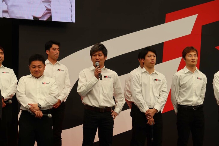 大嶋和也選手は「（自分はトヨタのチームしか知らないが）ブランド間の移籍というのは、ドライバーにとっては大変な決断だと思います」と、新規加入した仲間をねぎらった。