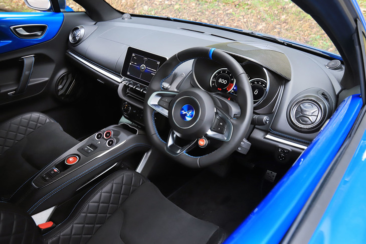 インテリアはブラック基調。インストゥルパネルの助手席側には始動キーの挿入口があり、グローブボックスは備わらない。