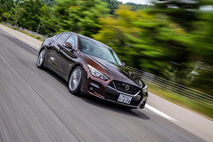 ナビに設定した目的地への高速または自動車専用道を走行中、周囲の交通状況をシステムが確認し、追い越しを提案する。さらに、ルート上の分岐や高速道路出口に差し掛かると、システムが車線変更を提案。ドライバーがハンドルに手を添え、スイッチを押して提案を承認すると、ウインカーの作動や車線変更が自動で行われる。