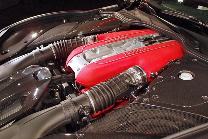 こうも電動化が進みEVが常識になってくると、われわれのエンジンに対する意識も変わってくる？（写真はイメージ。「フェラーリ812スーパーファスト」の6.5リッターV12エンジン）