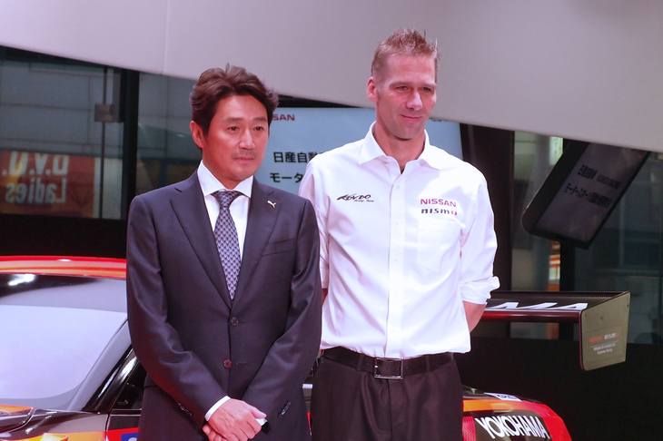 
	ニュルへの参戦に際しては、ミハエル・クルム氏（写真右）がチームアドバイザーを務める。過去の出走経験が多いだけに、「これからの大変さはよくわかる」とのこと。
	