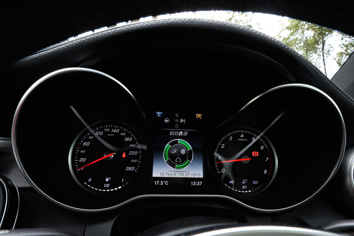 先進安全技術の作動状態については、メーターパネル内のマルチインフォメーションディスプレイで確認できる。