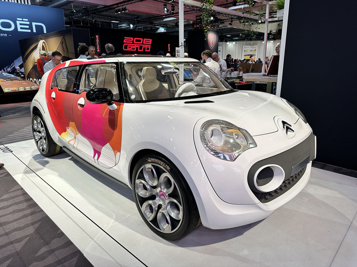 2007年のフランクフルトショーで公開されたコンセプトカー「シトロエンCカクタス」。パワーユニットはディーゼルエンジンベースのハイブリッドとされていた。