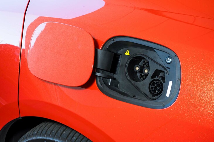 日本仕様は、当然ながらCHAdeMO規格の充電器が利用可能。出力400kWのDC超急速充電に対応しており、この出力の充電器を使えば、14分で残量10％の状態から80％まで電池残量を回復できる。