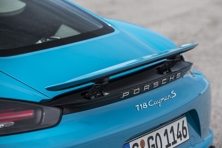 テールエンドには、新たにPORSCHEのロゴを配した“アクセントストリップ”が設けられた。