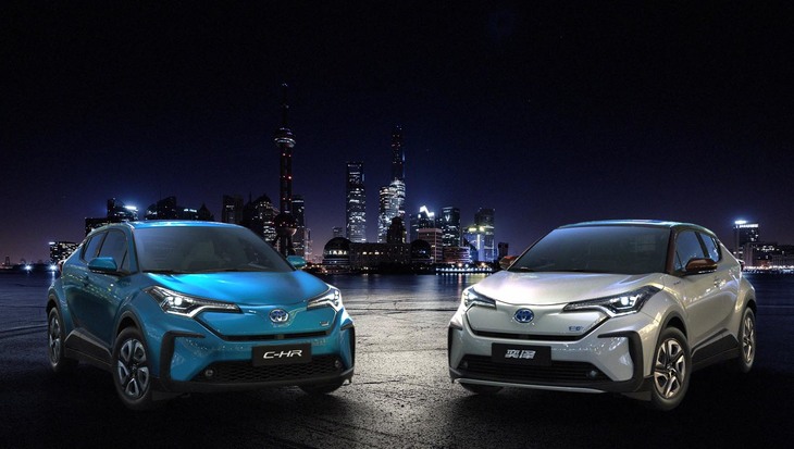 
	平成も終わりに近づいた2019年4月16日にトヨタが披露した、「C-HR」（写真左）と「IZOA」（同右）のEVバージョン。同社はこれに合わせて、「2020年代前半にグローバルで10車種以上のEVを展開する」と明言した。
	