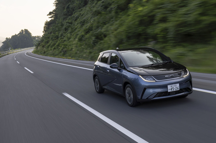 前輪を駆動するモーターは最高出力204PS、最大トルク310N・mを発生。駆動用リチウムイオンバッテリーの容量は58.56kWh。