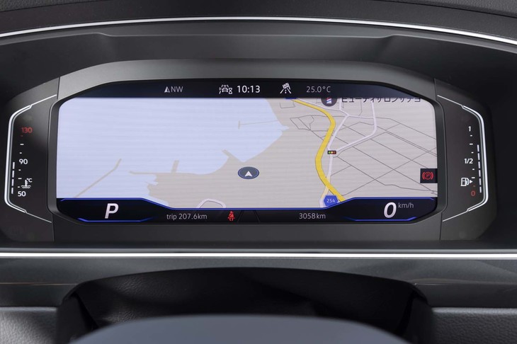 デジタルメータークラスターの「デジタルコックピットプロ」を標準装備。従来よりもマップの拡大／縮小などの操作に対するレスポンスが速くなった。