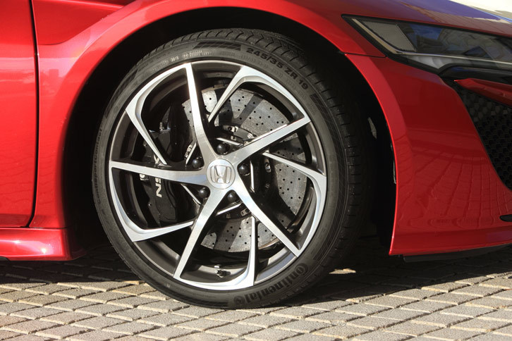 「NSX」専用設計の鍛造アルミホイール。切削加工、ペイント、ポリッシュドの3種類の仕上げが用意されている。