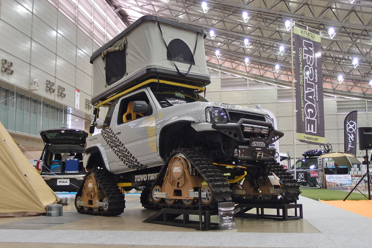 入場者を出迎える、個性的なカスタマイズモデル。「スズキ・ジムニー」をベースに、キャタピラーやルーフテントが装着されている。