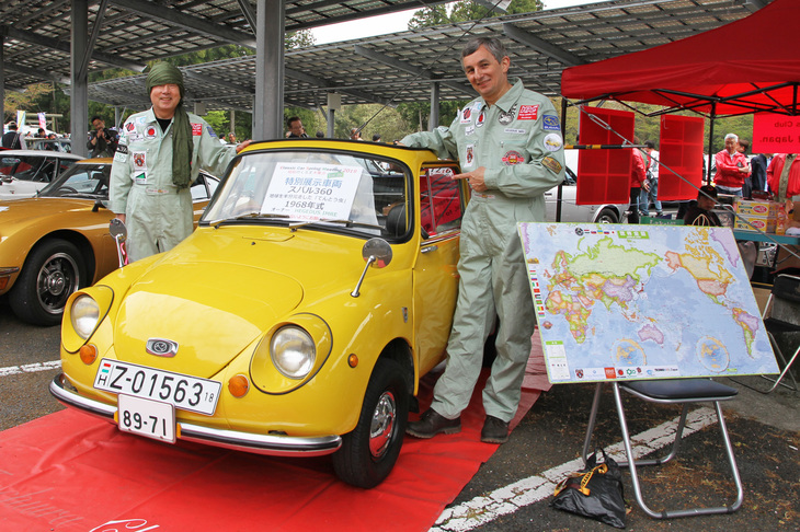 7台の特別展示車両のうちの1台である1968年「スバル360」。ハンガリー出身で来日してから四半世紀になるオーナーのイムレ・へゲドゥシュ氏（右）は、大変な冒険野郎。このちっぽけなスバルで、2010年には東京～ハンガリー間1万3000kmを走破。2018年にはハンガリー～ガンビア間8600kmで行われる、へゲドゥシュ氏いわく「貧乏人のパリダカ」ことチャリティーラリー「ブタペスト-バマコ」に参戦、見事完走した。左はそのラリーの際に初代「スバル・フォレスター」で伴走した友人の竹田正敏氏。