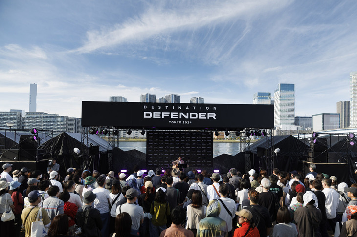 FMラジオ放送局J-WAVEで毎週日曜日21時にオンエアされる番組『DEFENDER BLAZE A TRAIL』とのコラボレーションライブには、元キリンジの堀込泰行さん（写真）をはじめとする人気アーティストが登場した。