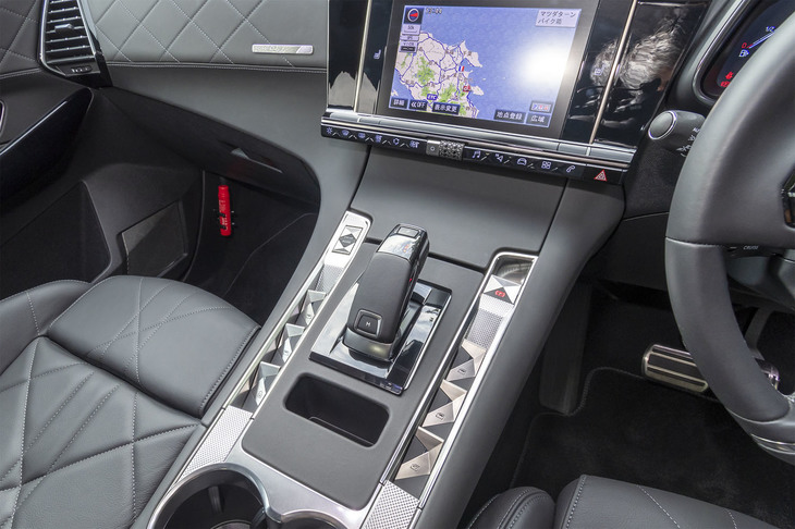 パワーウィンドウやドアロックのスイッチは、シフトセレクターの周囲にまとめられている。