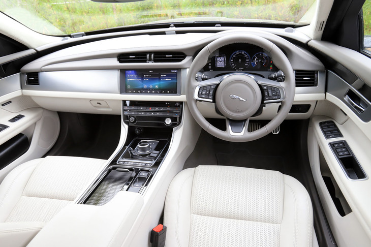 インテリアでは、シートやルーフライニング、インストゥルメントパネルなどに数種類の色や素材を用意。テスト車はライトオイスターやライトグレーなどの明るい色味でまとめられていた。