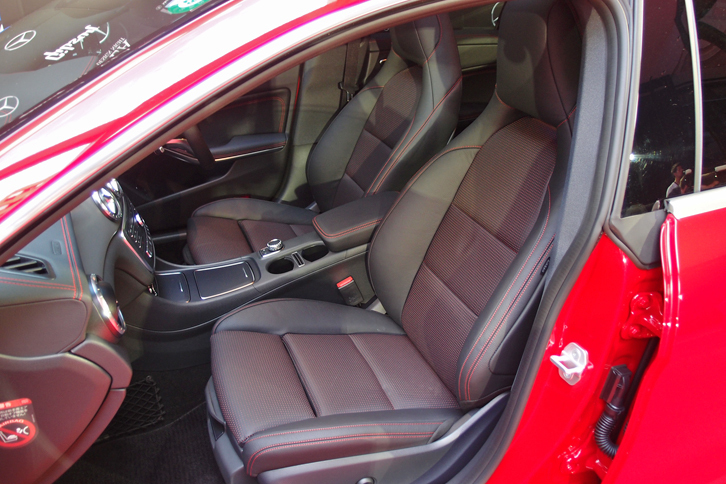 ヘッドレスト一体型のシート。写真は「CLA180スポーツ」のもの。