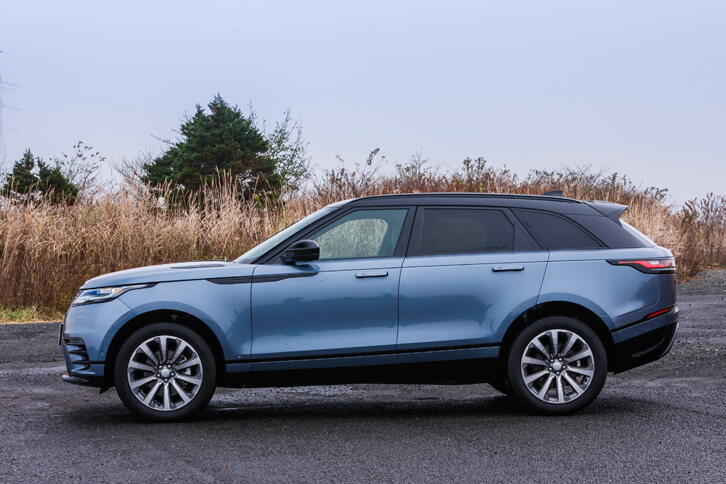 ルーフを低く抑え、キャビンを小さく見せることで、スポーティーな印象を与えるサイドビュー。