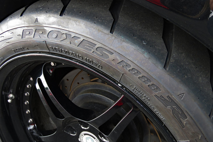 トーヨーのサーキット用タイヤ「プロクセスR888R」。従来品の「R888」の性能を保ちつつ、欧州で公道走行用タイヤに課せられる騒音規制をクリアできる静粛性を持たせたものだ。