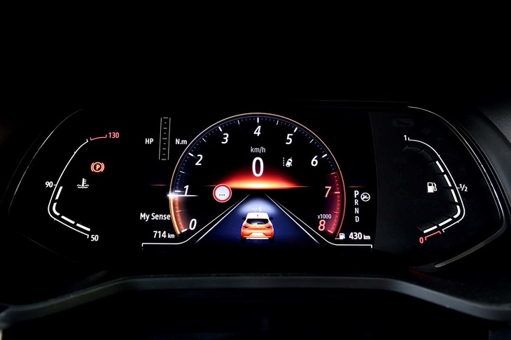 メーターパネルは7インチサイズの液晶タイプ。カラー表示で視認性に優れる。