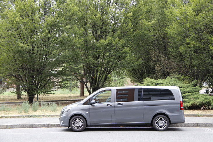 観光ハイヤーの「Vクラス」は夏、涼しい場所で発見することが多い。トリノで2022年6月に筆者が撮影。