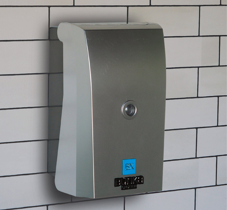 電気自動車などの電源を利用して停電時でもシャッターの開閉を可能とする電源供給システムの「プラグインパワーユニット」。