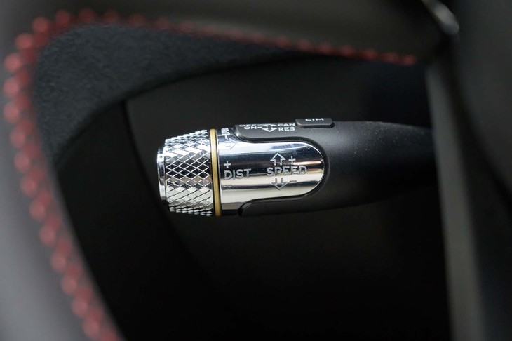 ウインカーレバーの先端（写真）や各種ダイヤル類はローレット加工されたメタルで仕立てられる。