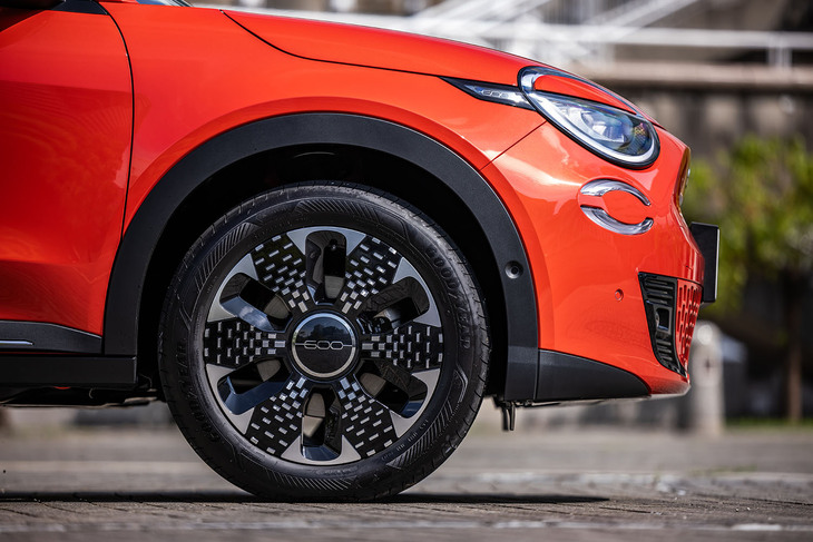 標準装備となる18インチの「ダイヤモンドカットアルミホイール」。今回の試乗車はこれに215/55R18サイズの「グッドイヤー・エフィシェントグリップ パフォーマンス2」タイヤを組み合わせていた。