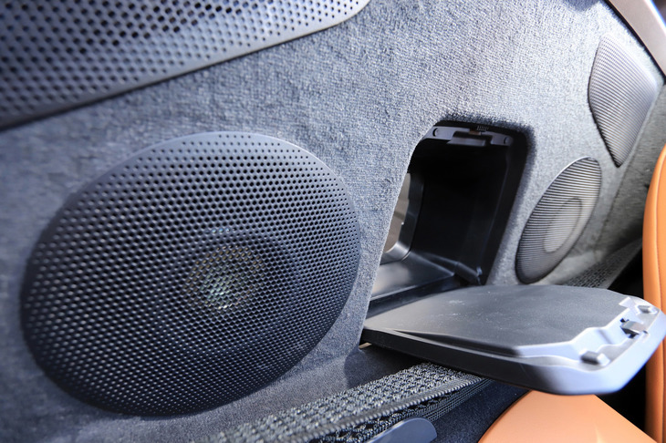 シートの後ろ側にはネット付きの収納スペースが備わる。写真はセンタースルートンネルを開けたところ。