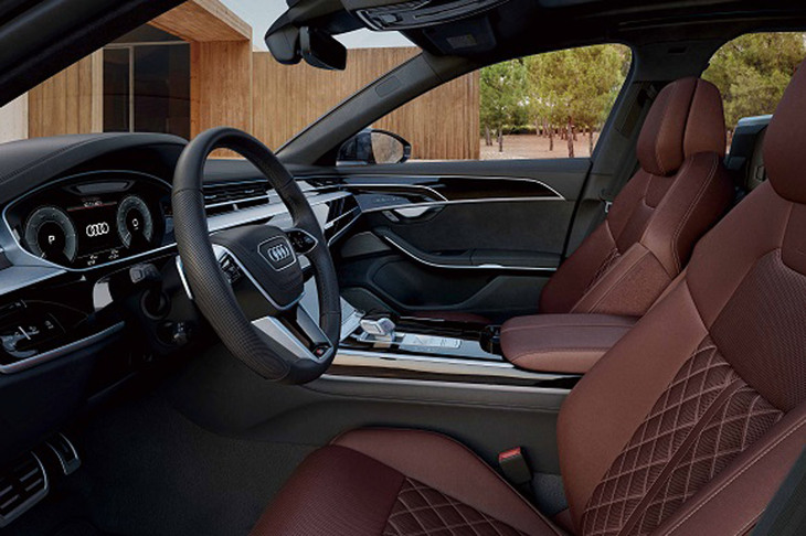 「A8 L 60 TFSI eクワトロ」のインテリア。ハンドル位置は左右が選択できる。