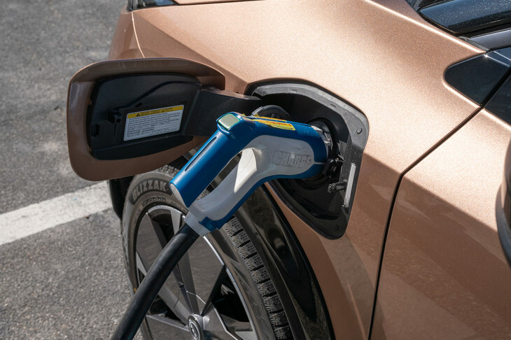 現状ではBEV（電気自動車）やFCEV（燃料電池車）、PHEV（プラグインハイブリッド車）は、自動車税などが大きく減免されており、またBEV等のオーナーについては、当然ながら燃料税は一切課せられていない。（写真：向後一宏）