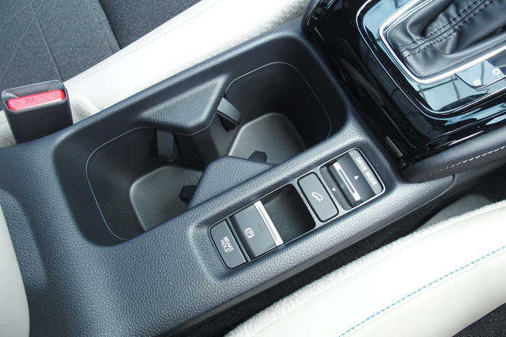 ホンダ・ヴェゼルe：HEV Z PLaYパッケージ（カップホルダー）