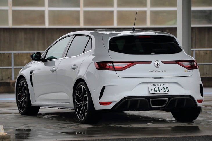 日本で販売される「メガーヌR.S.カップ」のボディーカラーは3種類。限定100台の内訳はあらかじめ決められており、レーシーなモデルのイメージカラーとされる白が過半数で最も多く、続いてグレー、黒と続く。なおフランスでは、オレンジやイエローのR.S.カップも購入可能。