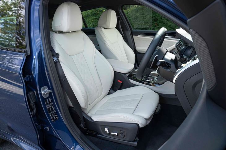 電動サイドサポート付きのスポーツシートを標準装備する「Mスポーツ」グレード。試乗車では、「BMWインディビジュアル エクステンドレザーメリノ」と呼ばれるオプションのシート表皮が選択されていた。