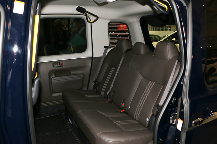 リアシートまわりは、片側スライドドアによる優れた乗降性と、広々とした乗車スペース、大きな窓による開放感が特徴。