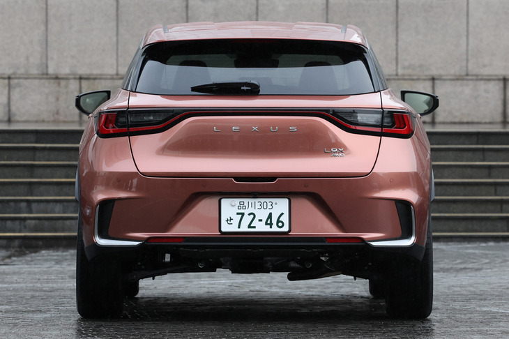 リアビューはわかりやすい台形で、スタンスのよさを表現。全幅は1825mmと、「トヨタ・ヤリス クロス」より60mmもワイドになった。