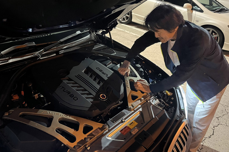 アルピナ独自の「ドームバルクヘッドレインフォースメント」が追加されたエンジンルーム。「BMW M」由来の3リッター直6ツインターボのS58ユニットは、最高出力が従来型「B3」の495PSから529PSに高められた。