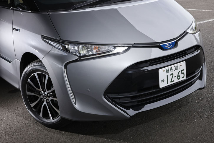 マイナーチェンジを機に大きくイメージを変えたフロントデザイン。大開口のアンダーグリルや、バンパーサイドのデイライト機能付きLEDランプが特徴的。