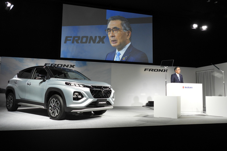 2024年10月16日の発表会より、壇上の「フロンクス」とスズキの鈴木俊宏社長。全国537カ所で開催した展示会は大盛況！ 先行受注台数は、月販目標の9倍にあたる9000台……と、力強い船出となったフロンクス。スズキとしては、うれしい誤算だったようだ。
