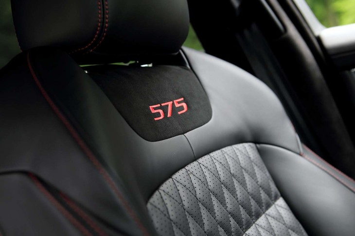 
	前後シートともに、座面と背もたれの中央にダイヤモンドキルトステッチを採用。背もたれの上部には「575」の刺しゅうが施されている。
	