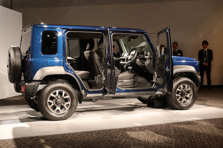 前後のドアをフルオープンした「ジムニー ノマド」。5ドア化に際しては後席の乗降性向上が徹底追求され、後席の座面およびドア内張のデザイン、フロントドアの前後幅などが変更されている。