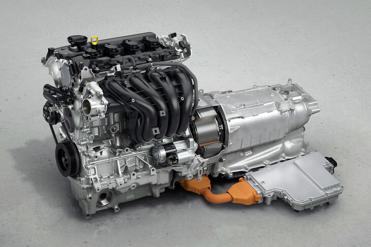 「PHEV」のパワーユニットは自然吸気の2.5リッターガソリンエンジンに最高出力175PSのモーターの組み合わせ。電池の容量は17.8kWhで、CHAdeMO規格の急速充電や、V2Ｈ、V2Lといった外部給電にも対応している。