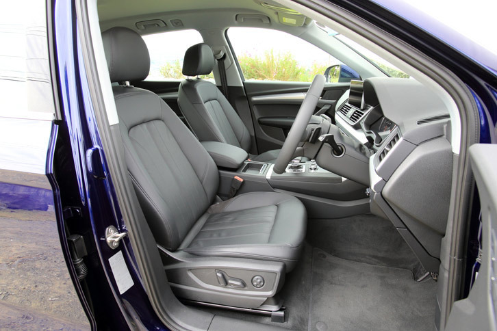 特別仕様車「ファーストエディション」には、カタログモデルの「2.0 TFSIクワトロ」ではオプション扱いとなるパーシャルレザーシートが標準装備される。