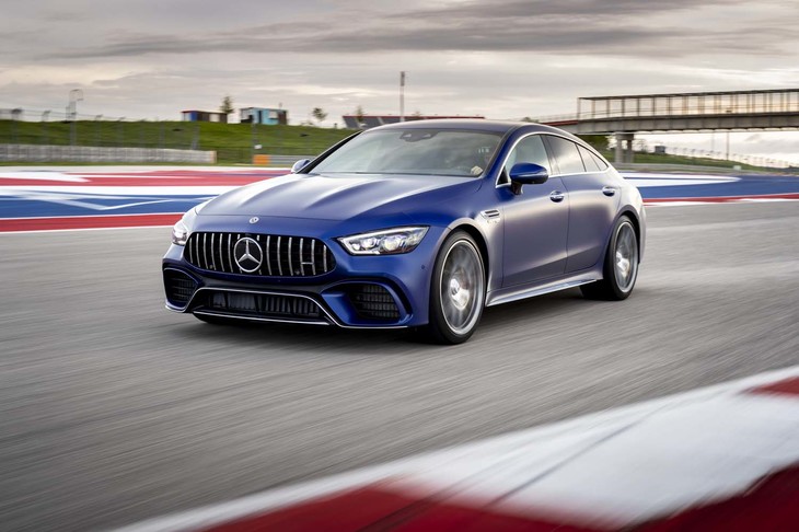 2ドアクーペの「AMG GT」と同様に、メルセデスAMGの独自開発モデルとなる「メルセデスAMG GT 4ドアクーペ」。大きく開くテールゲートを備えており、AMGでは「高いレベルでの実用性を確保した」とその特徴を紹介する。