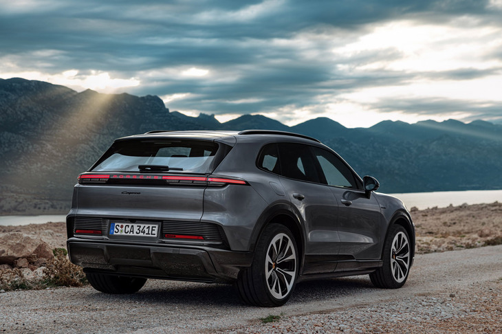 「カイエン エレクトリック」のリアビュー。