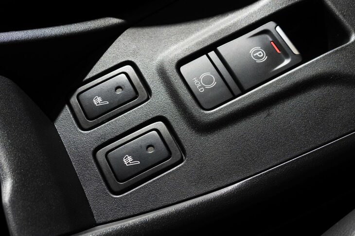 スズキ・フロンクス（電動パーキングブレーキ／シートヒータースイッチ）