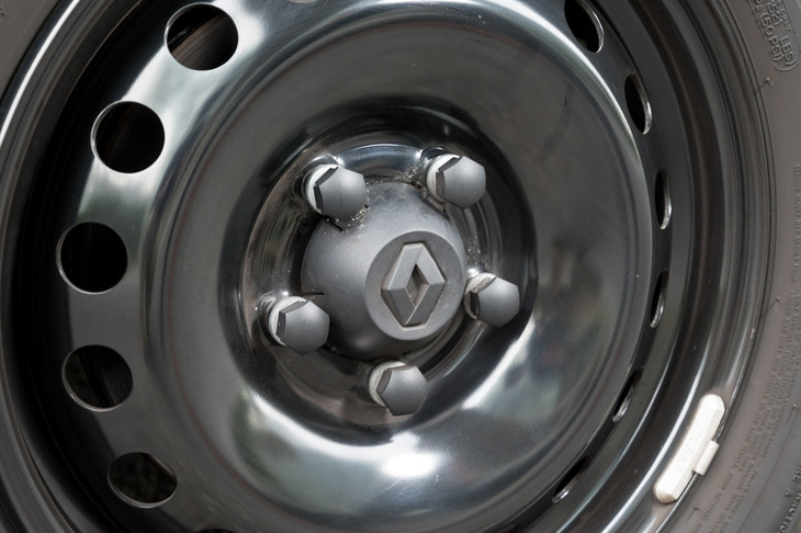 足もとはスチールホイールだけでなく、センターキャップもナットもブラックで統一するというこだわりようだ。