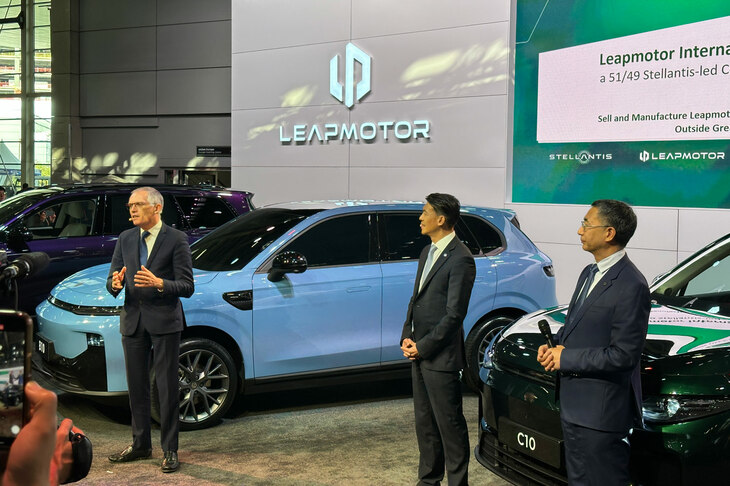 以下4点は2024年10月、パリモーターショーで撮影。向かって左からステランティスのカルロス・タバレスCEO、リープモーター・インターナショナルの辛 天舒CEO、リープモーターの朱 江明CEO。
