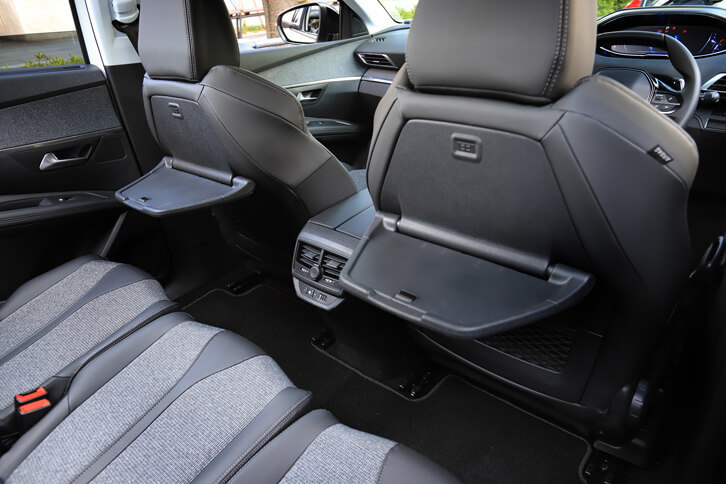 前席の背もたれには、2列目シート用のピクニックテーブルも備わっている。