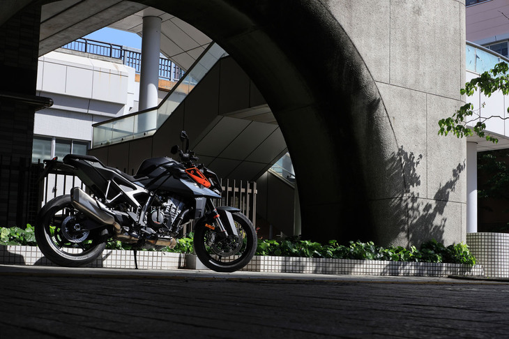 高い動力性能・運動性能に加え、アグレッシブでアバンギャルドなデザインも特徴だった「990デューク」。これを乗りこなすにはライディングスキルはもちろんのこと、ライダーとしての高いファッションセンスも求められそうである。